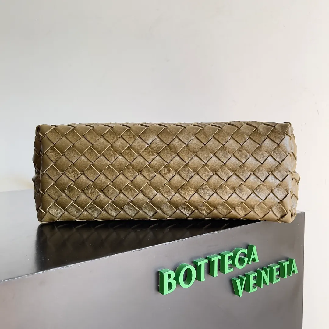 The 2023 new Andiamo batch of 2260 BV has been shipped‼ ️Really popular🔥The new Andiamo woven handbag launched by Bottega Veneta this season is really popular all over the world! ! Celebrities at home and abroad have worn it, and Oscar-winning actress Michelle Yeoh has taken it out on the street. Song Jia, Trai Yara, Yu Feihong, Sanji Ayaka, Rosie Hunting-Whiteley, Yoshioka Riho, etc. have all picked up this bag. It is classic and versatile, showing off its temperament, and the bag capacity is also large, which is very convenient for daily commuting! ! A variety of carrying methods, the shoulder straps can be adjusted by yourself, the original lambskin feels soft and delicate, and the unisex style breaks the gender boundaries and brings a more practical and long-lasting use experience. Andiamo, which has both elegant and casual styles, perfectly interprets the true appearance of "fashionable old money style". Style number: 743572 Size: 32*24*12